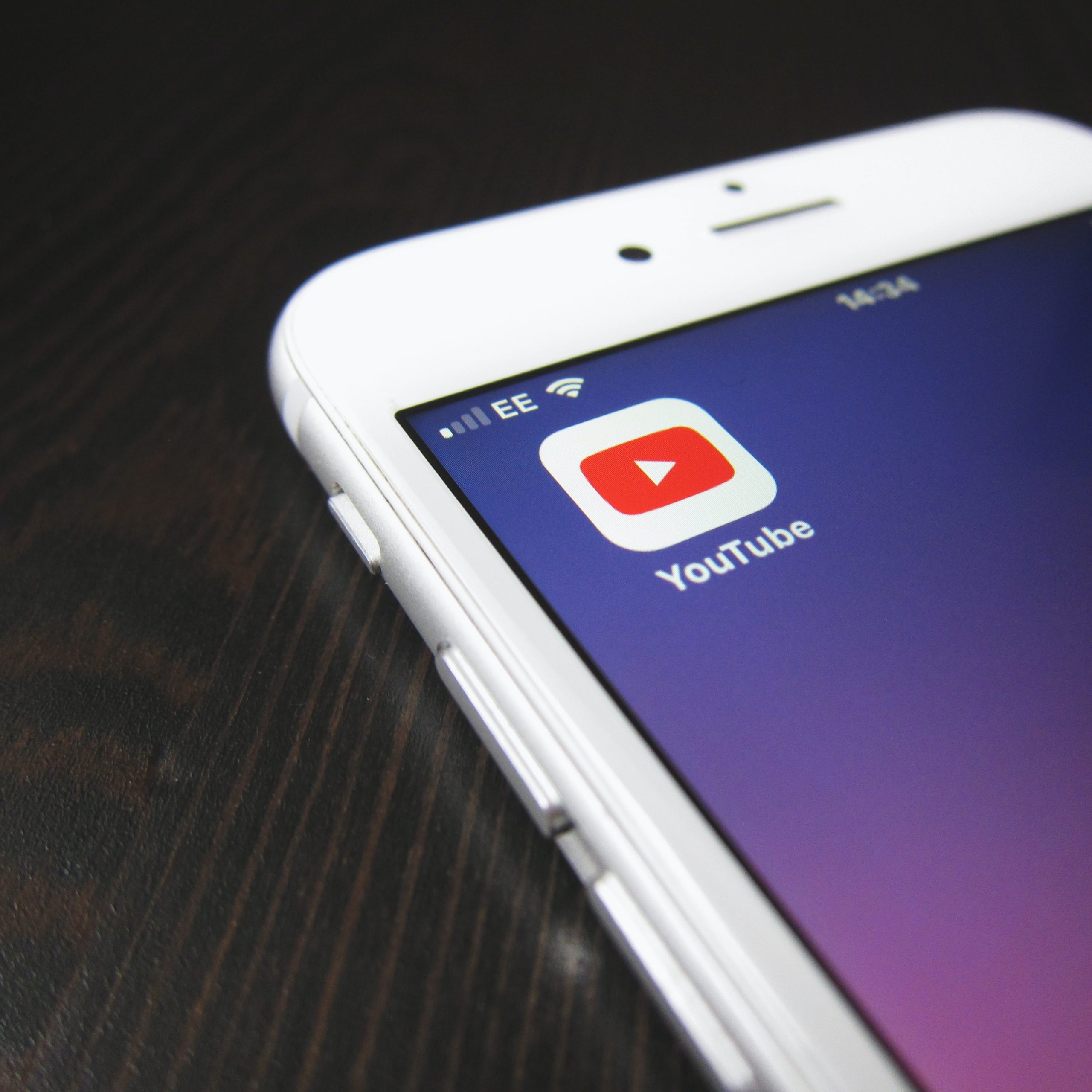 Pinchtozoom is now available on smartphones thanks to YouTube's most recent revamp.